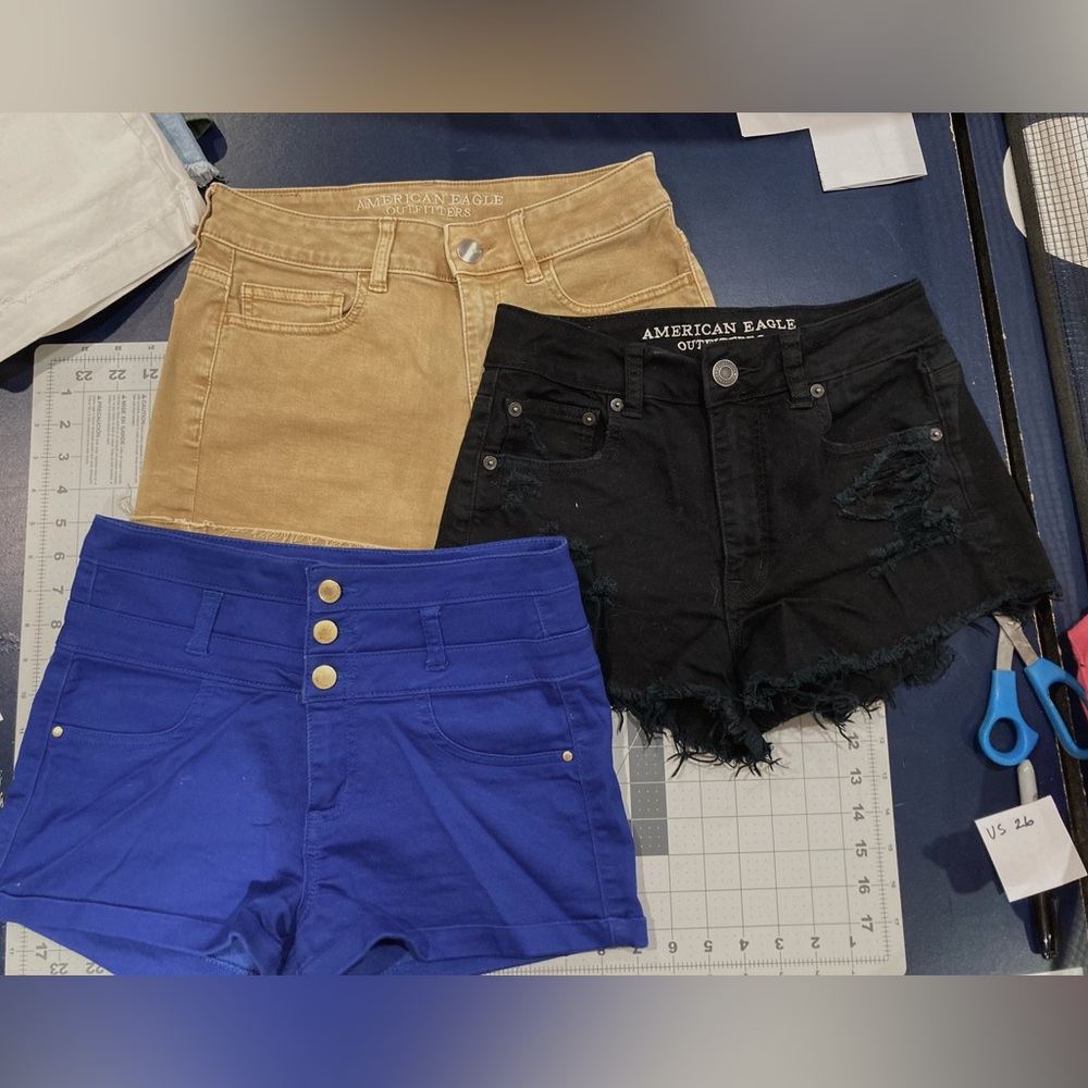 bundle lot 3 shorts American Eagle and Refuge 6